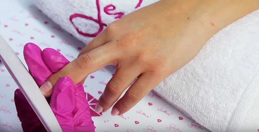 Tutoriel manucure avec du vernis en gel - Étape 1