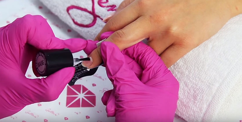 Tutoriel manucure avec du vernis en gel - Étape 2